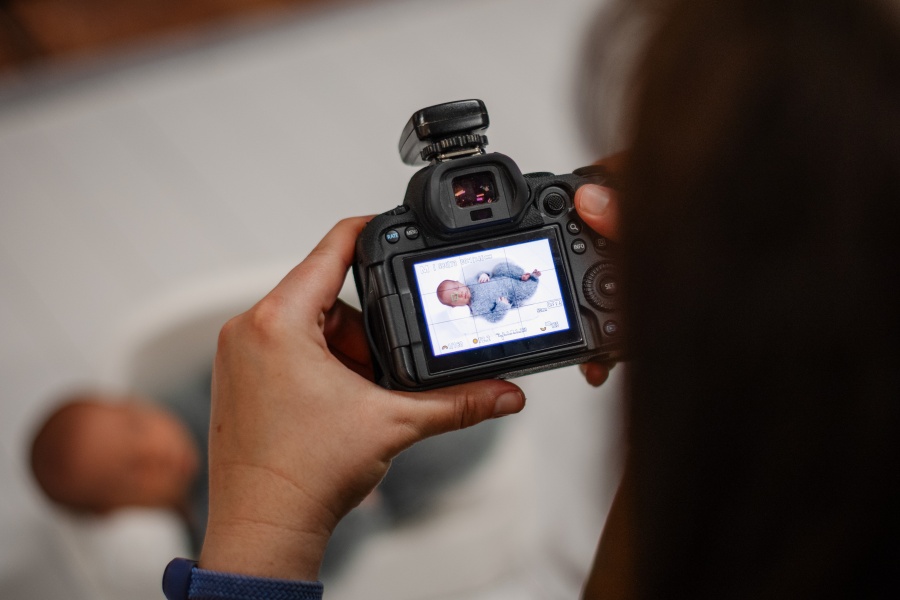 Náhled pořízené fotografie miminka na displeji fotoaparátu
